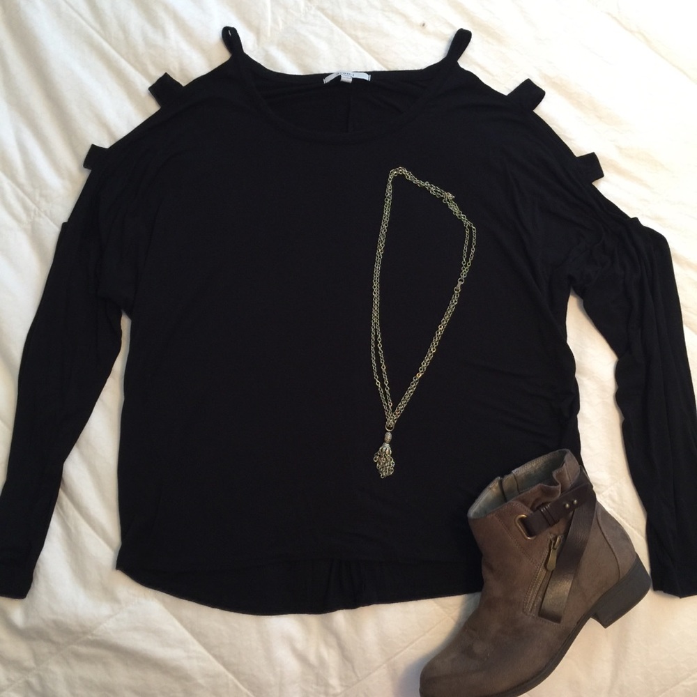 DONATED Acemi Medium black top with cutout sleeves